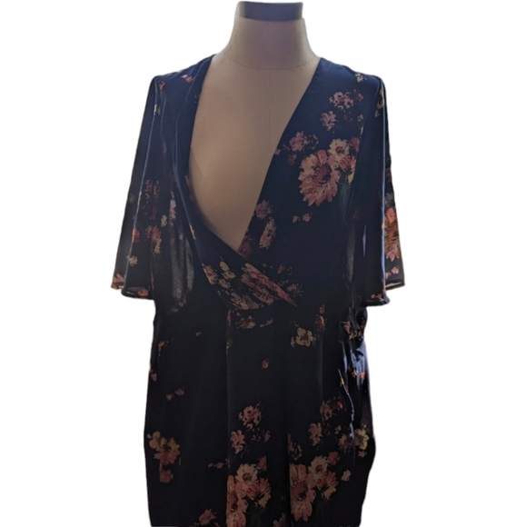 Lila Rose Blue Floral Short Romper *Great for breastfeeding* - Picture 4 of 8